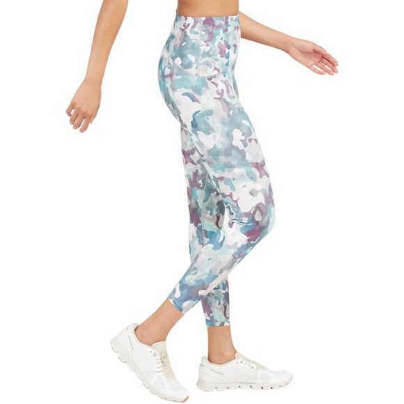 Spanx Booty Boost Active Printed 7/8 Cropped Leggings in Painted Camo (XS) - Picture 3 of 15